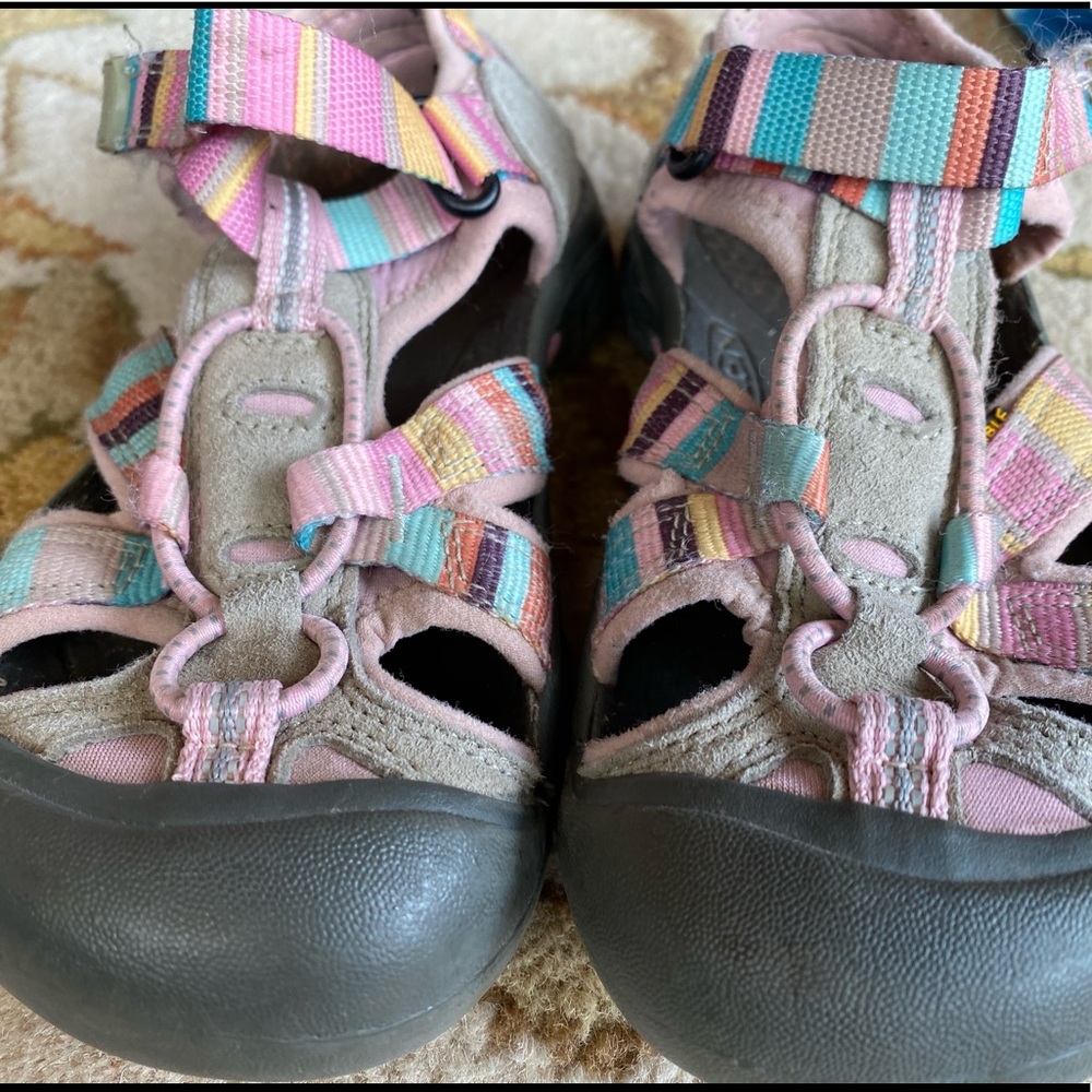 Keens sandals/water shoes